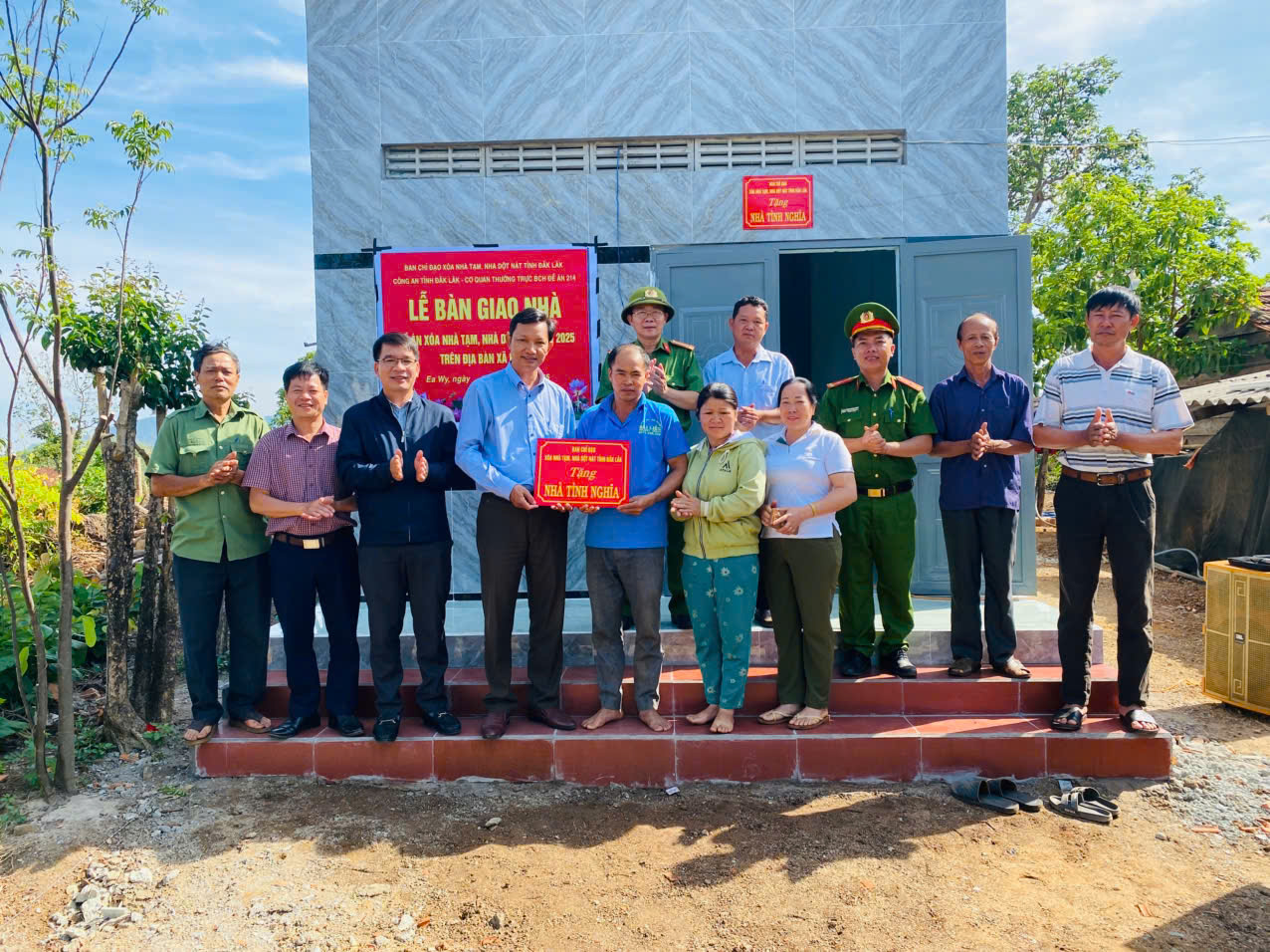 Lễ bàn giao nhà trong Chương trình xóa nhà tạm, nhà dột nát năm 2025 trên địa bàn xã Ea Wy